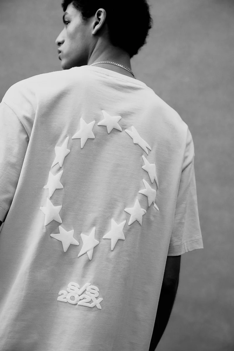 اتش اند ام تيشيرت مطبوع بقصة واسعة